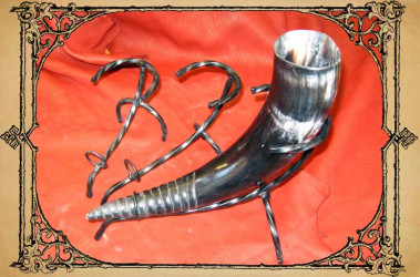 Trinkhörner/-becher und Zubehör