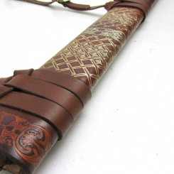 Schwertscheide mit  goldverziertem Muster 